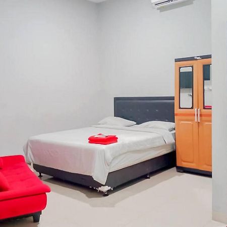 Mahkota Residence Mitra Reddoorz Karawang Luaran gambar