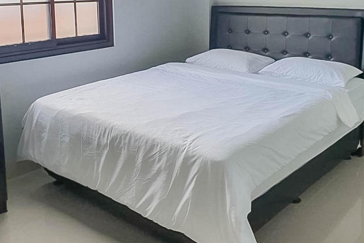 Mahkota Residence Mitra Reddoorz Karawang Luaran gambar