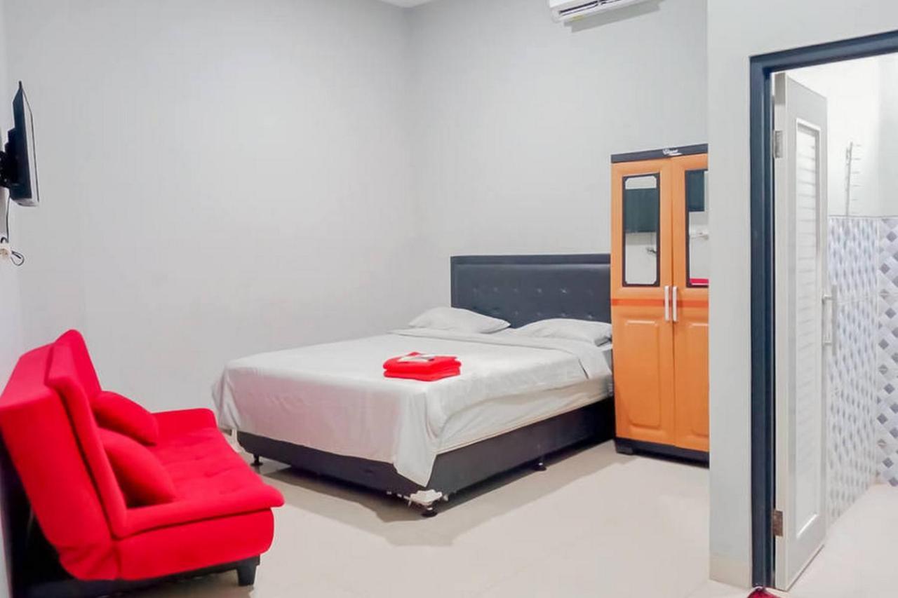 Mahkota Residence Mitra Reddoorz Karawang Luaran gambar